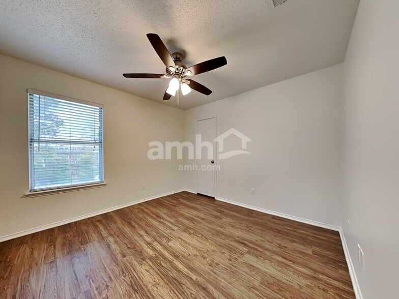 Building Photo - 302 Tioga Dr