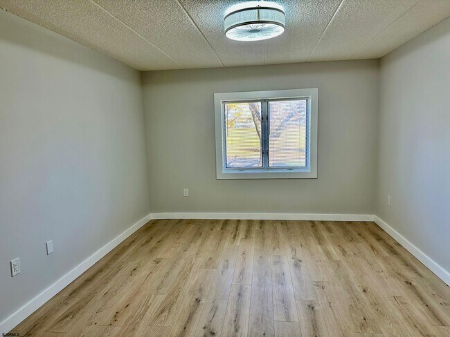 Building Photo - 1108 Dolphin Ave