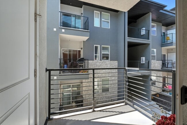 Building Photo - 470 W 15 S