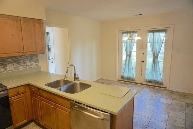 Building Photo - 5 BED | 2.5 BATH | SINGLE FAMILY HOME | BONUS ROOM | 2 CAR GARAGE