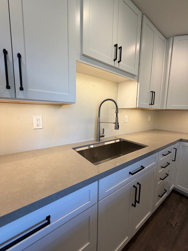 Building Photo - Nicely remodeled 1 bedroom Suite, All utilities paid + WiFi