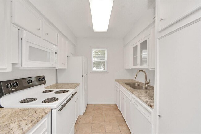 Building Photo - 2744 Briarhurst Dr