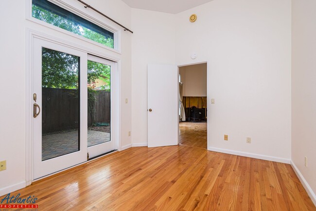 Building Photo - Remodeled Condo | Downtown Palo Alto | Near Stanford