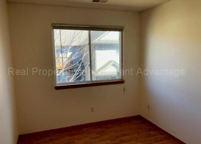 Building Photo - Spacious 2 Bed Condo with Attached Garage