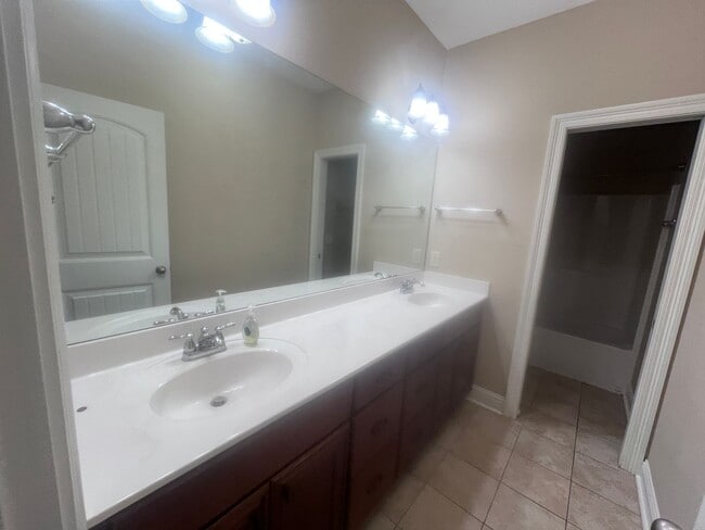 Building Photo - Great Location in Prattville