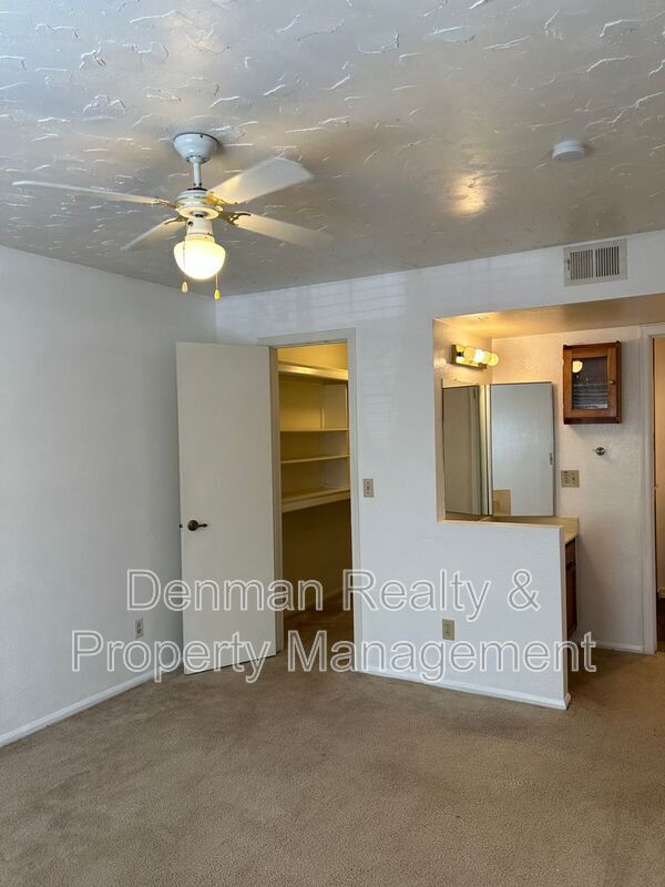 Building Photo - 533 W Guadalupe Rd