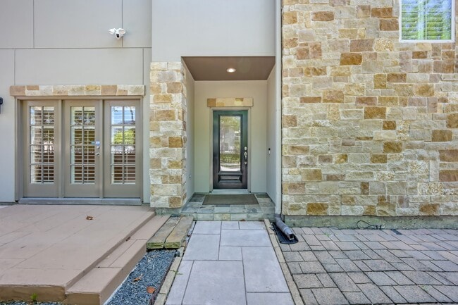 Building Photo - 2101 Elmen St