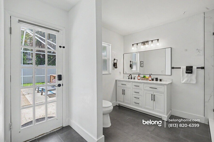 Building Photo - 4526 W Beachway Dr