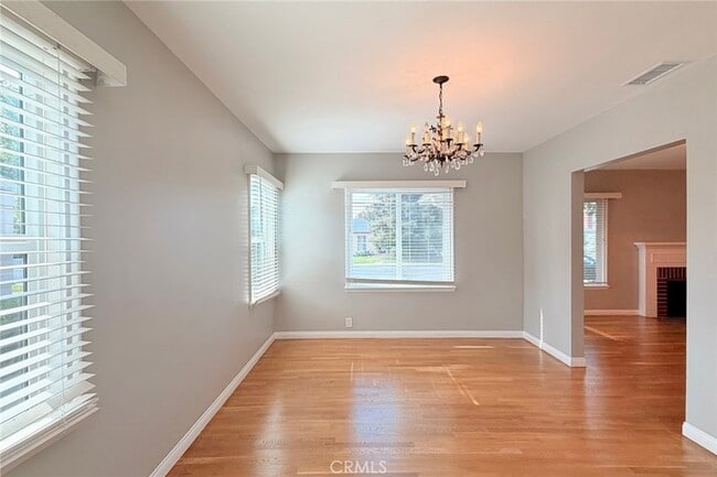 Building Photo - 1505 N Rosewood Ave