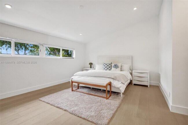 Building Photo - 12478 N Bayshore Dr