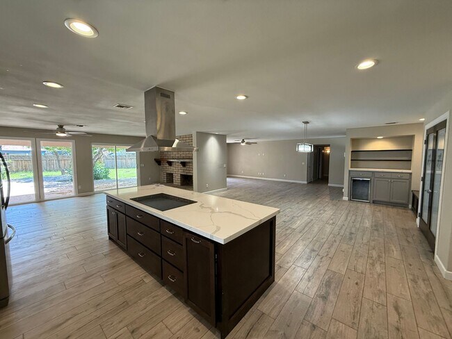 Building Photo - Luxury 4 Bedroom in Country Estates