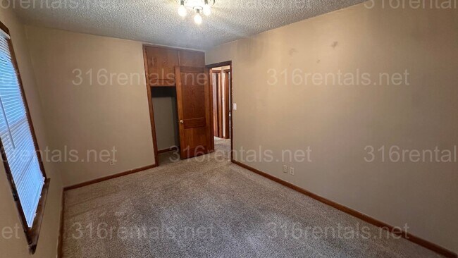 Building Photo - $1195 - 3 bed 1.5 bath - Single Family Home