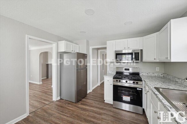 Building Photo - 928 W Gramercy Ave