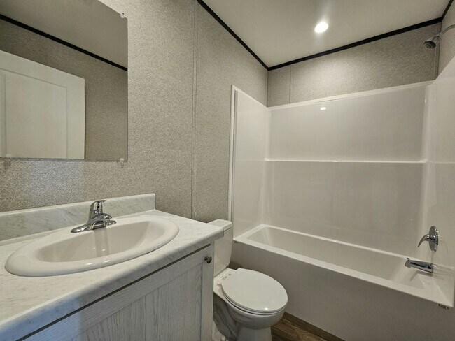 Building Photo - 507 Suwanee Dr