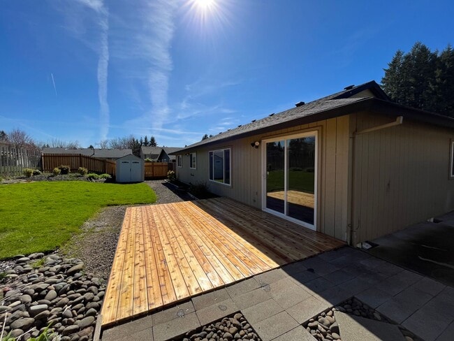 Building Photo - Beautiful 3 Bed 2 Bath House in Happy Valley!! A/C, Additional Living Area, Great for Entertaining!!