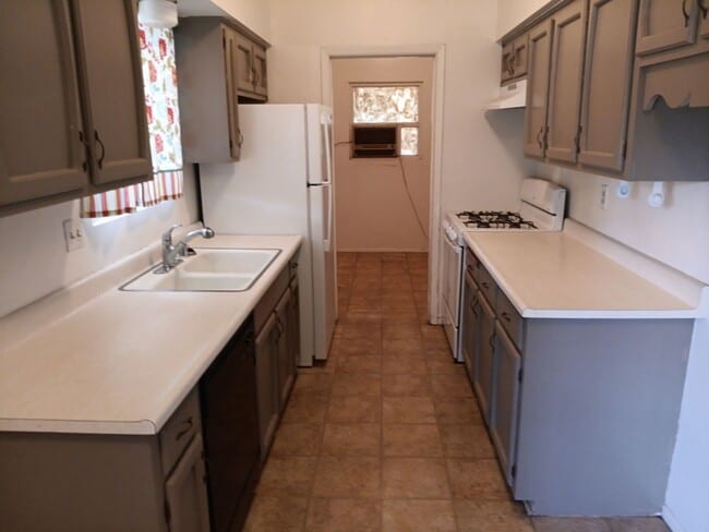 Building Photo - Cozy 4-bedroom, 2-bathroom home! Coming soon!