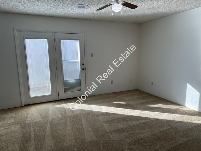 Building Photo - Spacious and Unique 2 Bedroom, 2 Bathroom Home with Wet Bar Area!