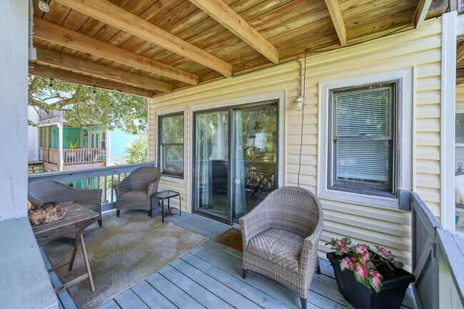 Building Photo - FULLY FURNISHED OFF-SEASON RENTAL STARTING MID-OCT