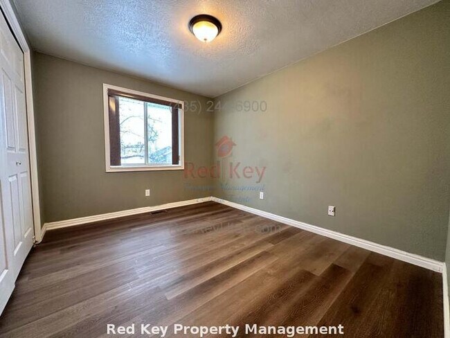 Building Photo - Skyline Dr. Single Family Home