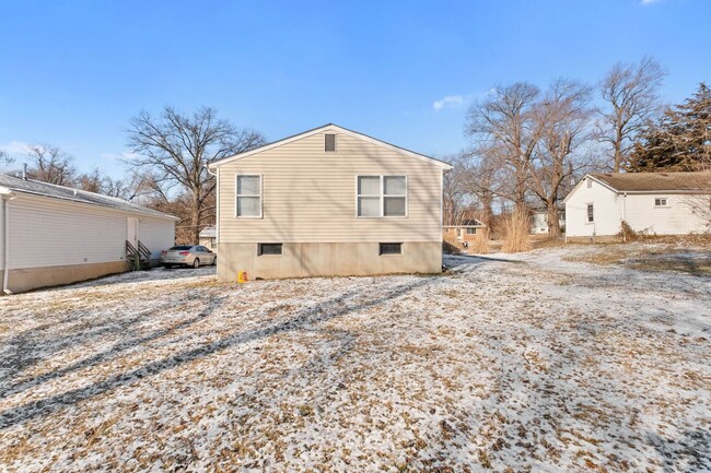 Building Photo - 3 Bedroom 1 Bath home, full basement, with...