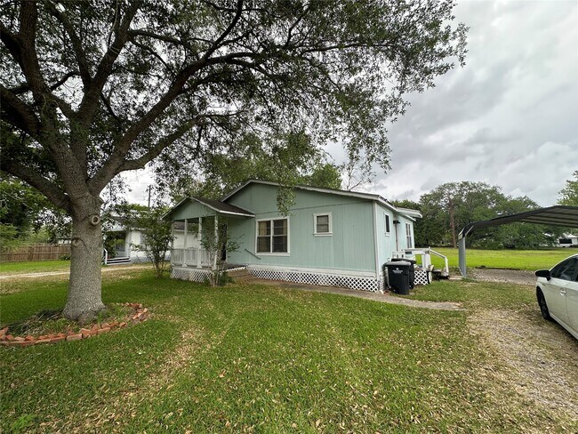 Building Photo - 2570 Stadium Dr