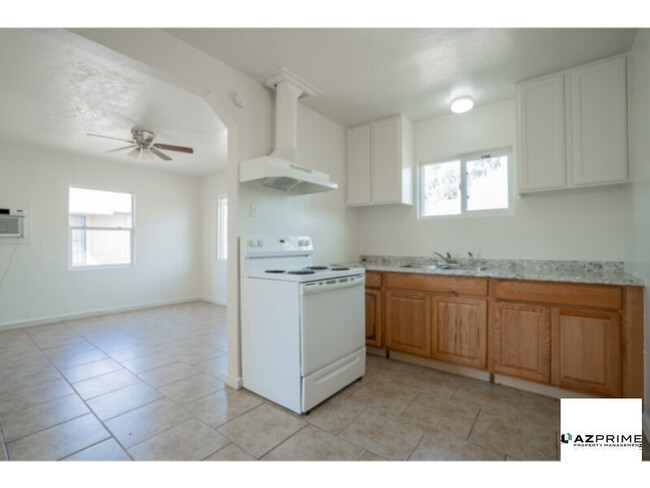 Building Photo - Explore this Charming Phoenix 1/1 Duplex Unit