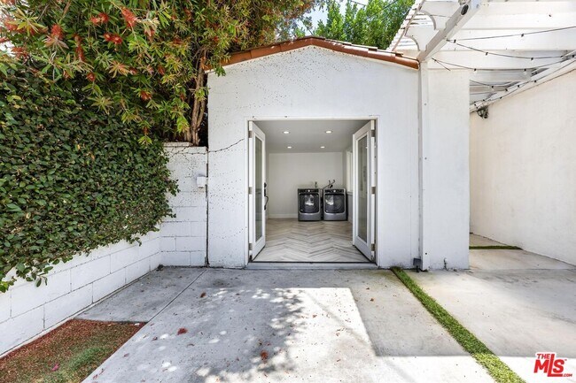 Building Photo - 7614 Willoughby Ave