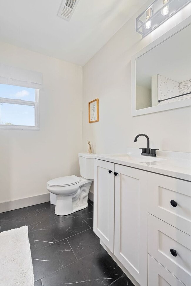 Building Photo - Beautiful renovated home!