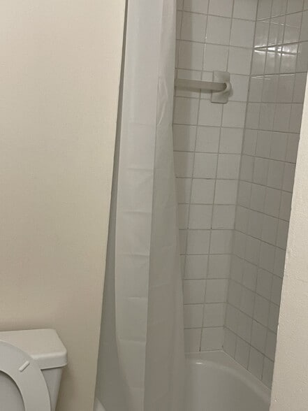 Main Bath - 302 Galvin Rd N