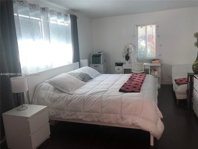 Building Photo - 9971 W Bay Harbor Dr