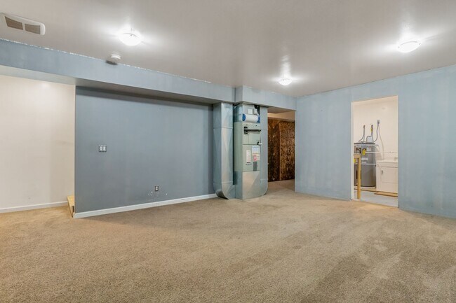 Building Photo - 3 Bedroom, 2 Bathroom Home with Full Finis...