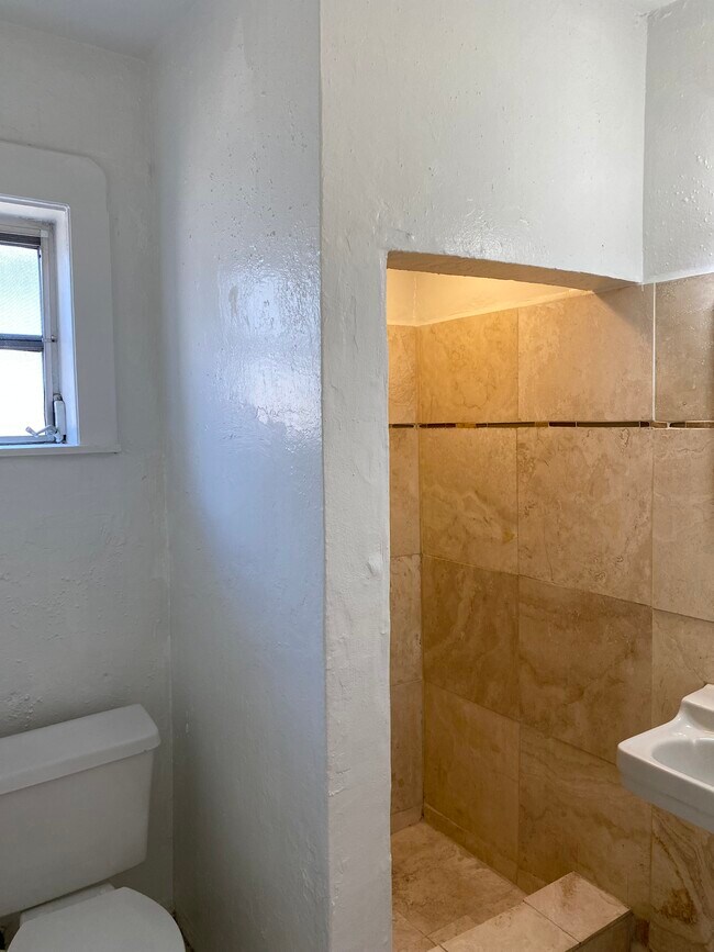 Building Photo - 926 N 16th Ave