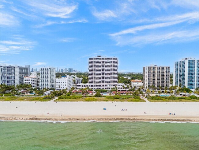 Building Photo - 2555 Collins Ave