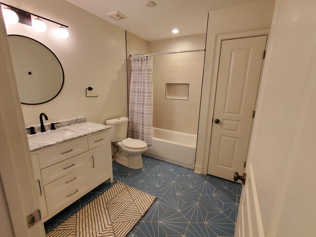 Main Bathroom - 3009 Alston Dr