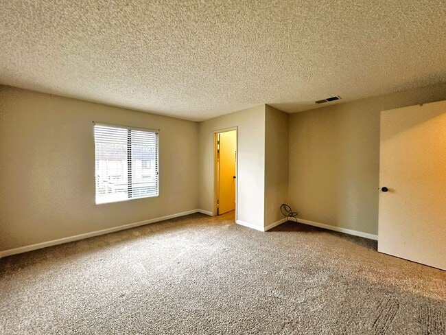 Building Photo - 180 Park Place Dr