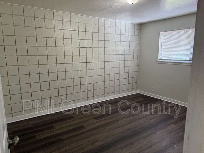 Building Photo - 917 N Yale Ave