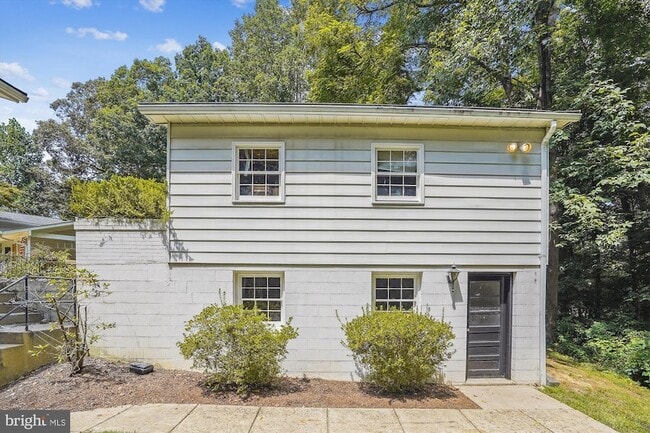 Building Photo - 8501 Canterbury Dr