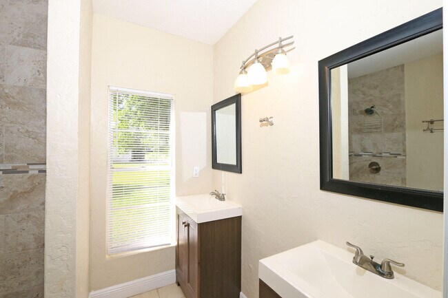 Building Photo - 4916 Silver Oak Dr