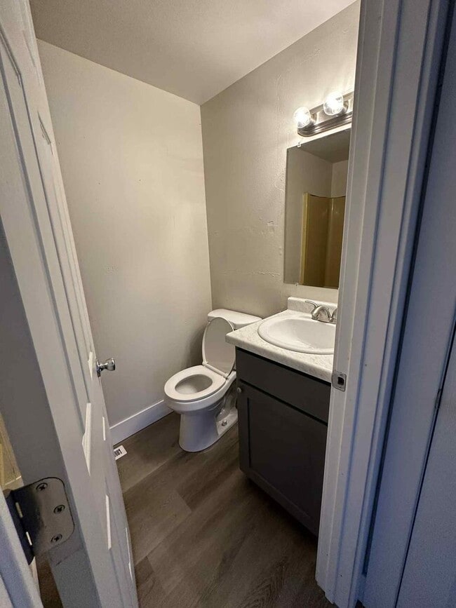 Building Photo - REMODELED 2 Bedroom Duplex