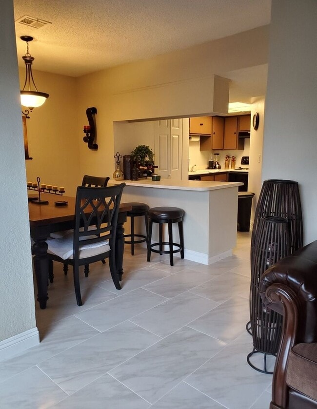 Building Photo - Cozy 2 Bedroom Townhome in the Northwest!