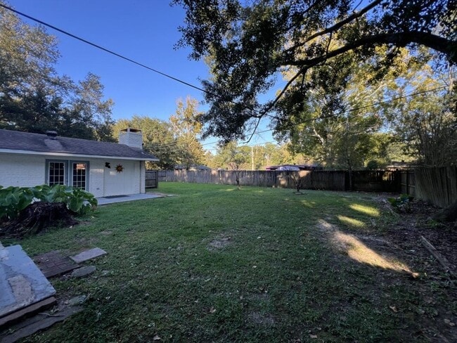 Building Photo - Newly updated!  3 bedroom, 1.5 bath home o...