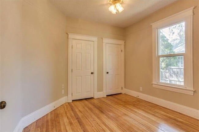 Building Photo - Big Character. Smart Size. Walk to Switchback.