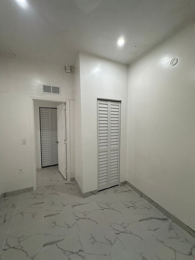 Building Photo - 804 Orange Ave