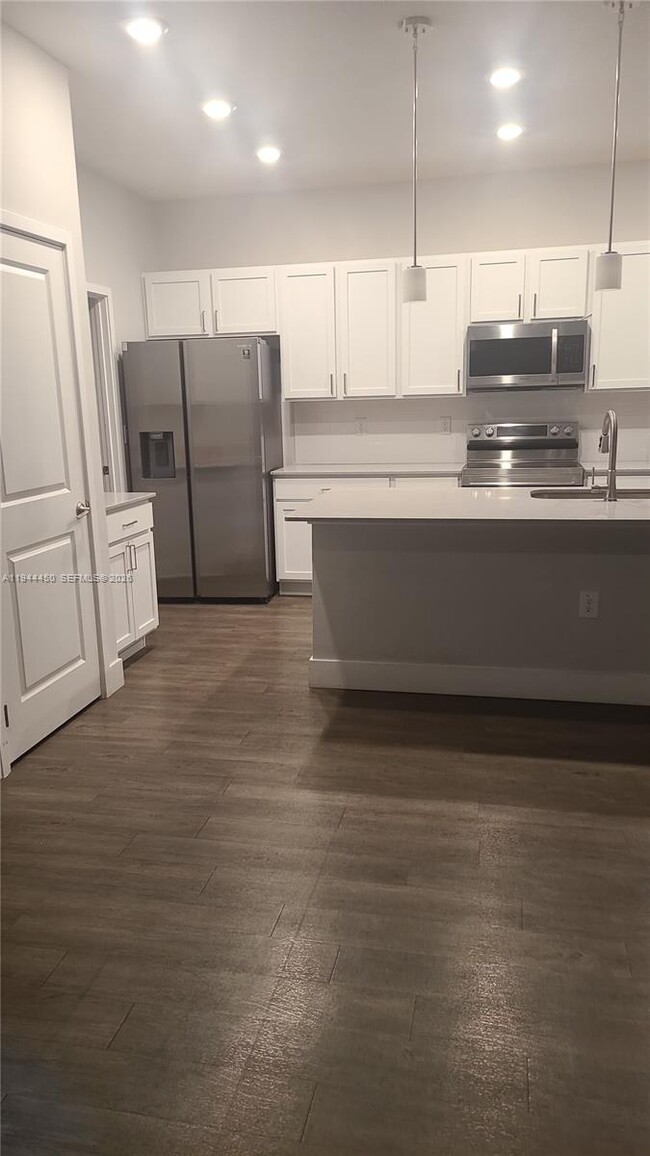 Building Photo - 1810 Calmar