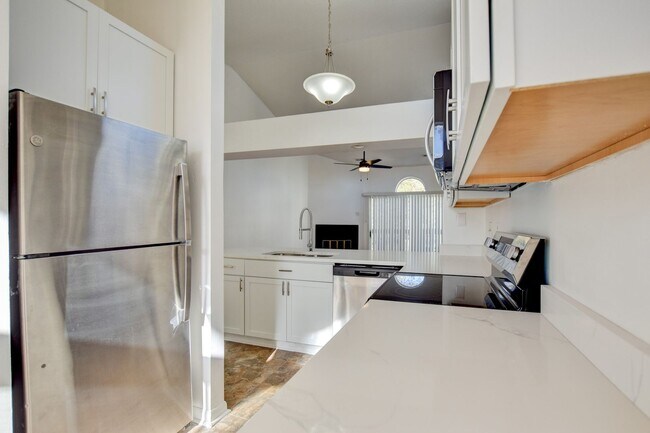 Building Photo - 2 Bedroom 1 full bath in Cedar Lakes