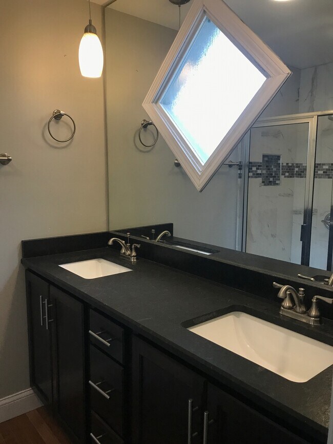 Building Photo - 2 Bedroom Renovation near the Hill