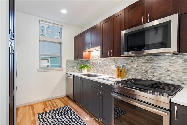 Building Photo - Modern 4-Bedroom Townhome in the Heart of ...