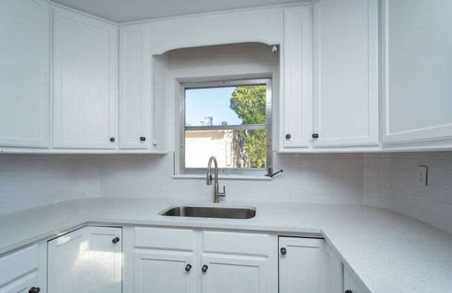 Building Photo - Gorgeous 3/2 Home