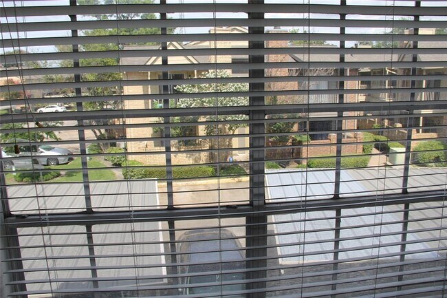 Building Photo - 11201 Lynbrook Dr