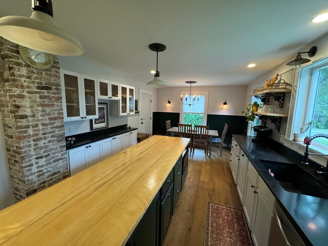 Building Photo - 147 Lincolnville Ave